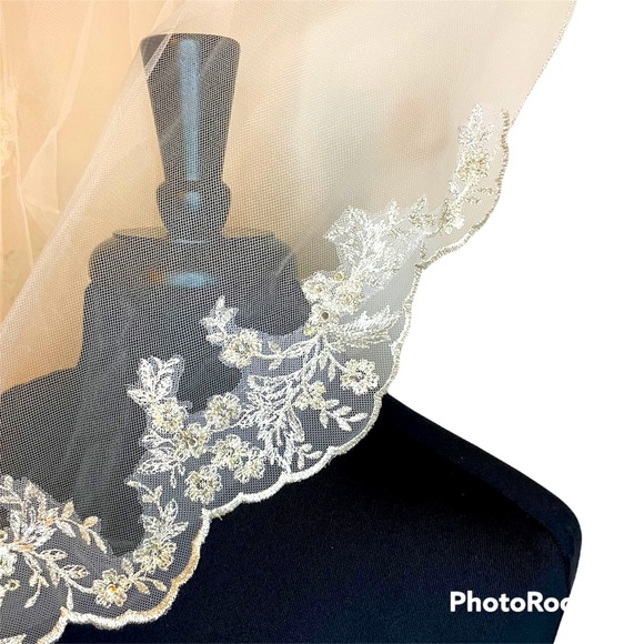 David's Bridal Accessories - Scalloped Edge Lace Bridal Veil